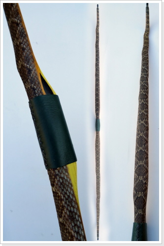 Osage Selfbow mit Klapperschlangen Haut